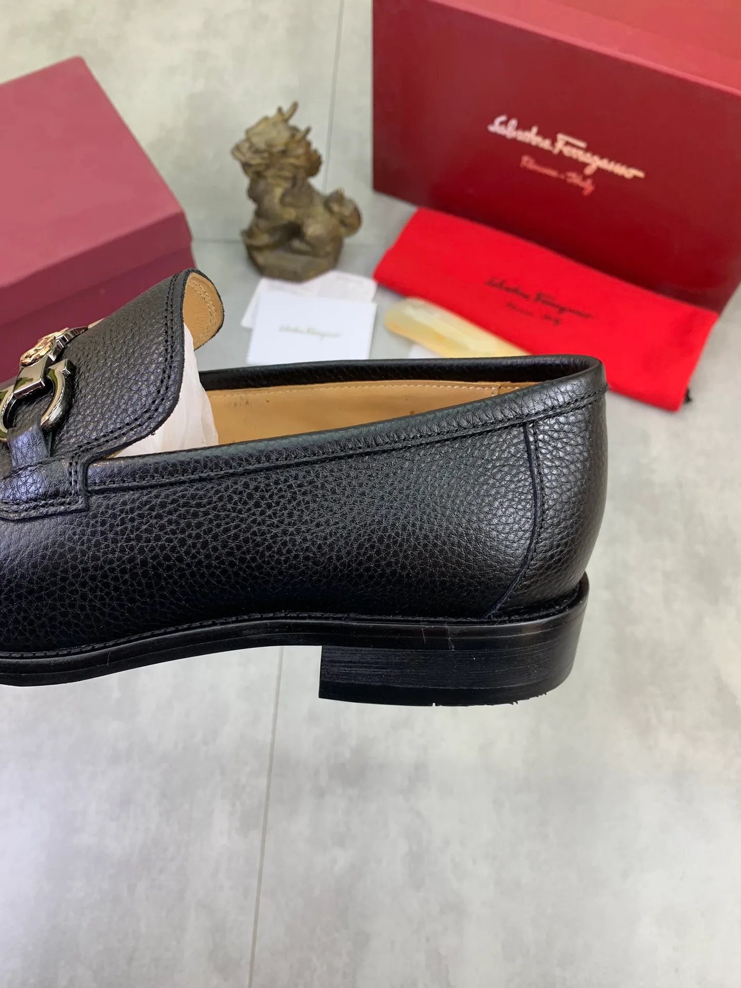 Men's Men's Shoes 💰P460💰[New Style] Water-dyed Niuli 🆘[Salvatore Ferragamo] Ferragamo's latest casual business leather shoes for men! Available at counters simultaneously! The fabric is made of specially imported original pebbled calfskin, and the lining is made of imported water-dyed cowhide. It is absolutely luxurious and leads the fashion trend. Matching code: 38-47 black and brown optional